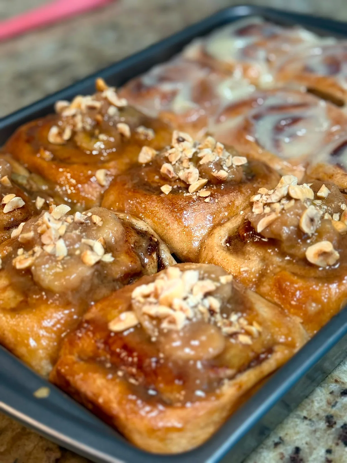 Banana Hazelnut Cinnamon Rolls recién horneados