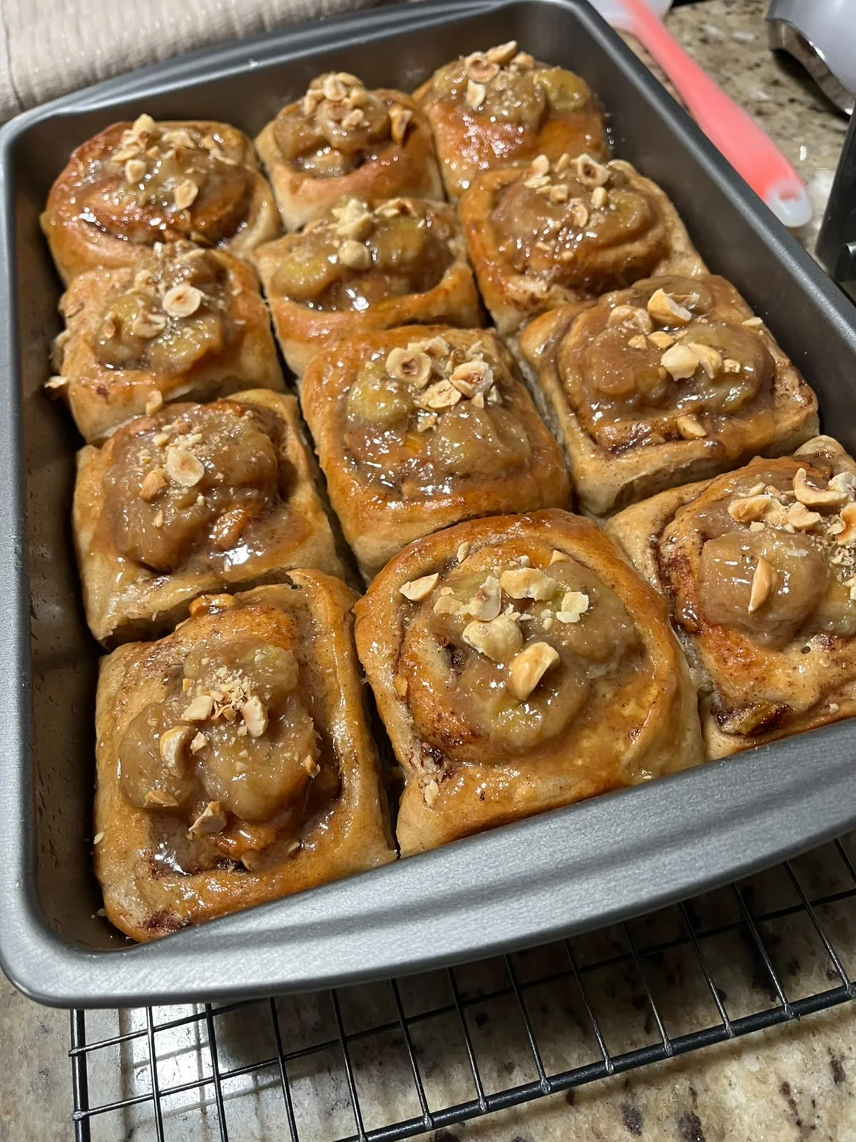 Banana Hazelnut Cinnamon Rolls con hazelnuts